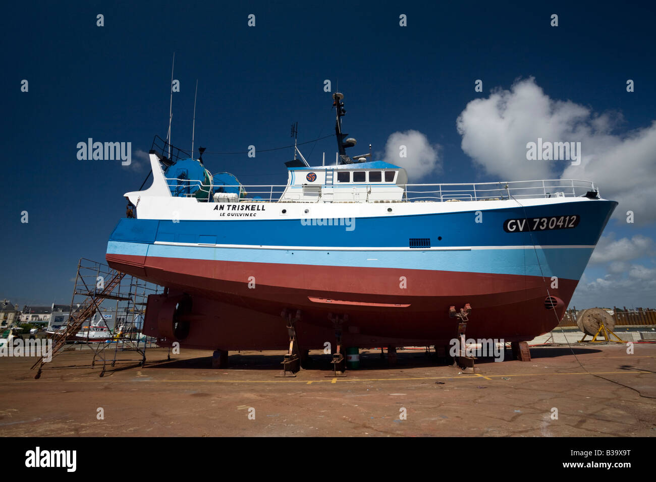 Al Guilvinec, 'Un Triskell' trawler dopo i lavori di manutenzione. Le chalutier 'Un Triskell' après des travaux d'entretien. Foto Stock