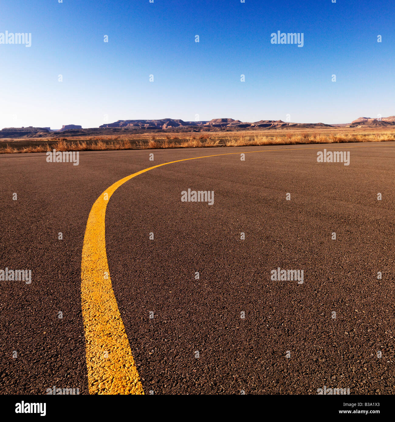Linea gialla su asfalto al campo di Canyonlands Airport Utah Stati Uniti Foto Stock