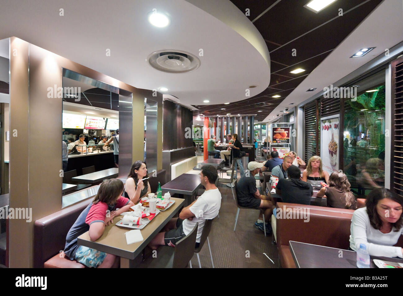 Ristorante McDonald's a notte nel centro di Cannes, Francia Foto Stock