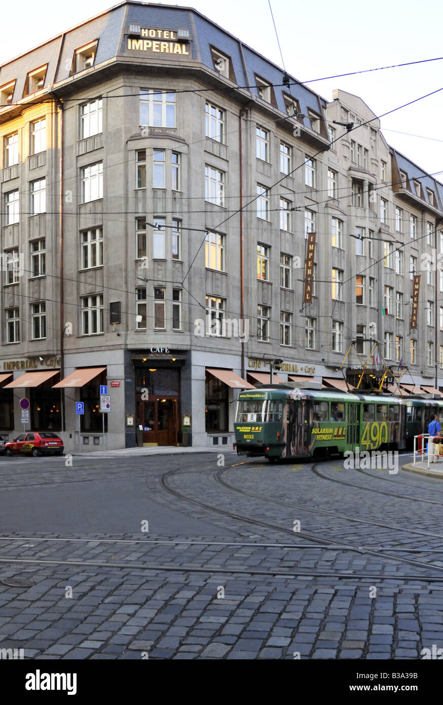 Il tram numero 8 passando da Hotel Imperial su Na Porici street a Praga Foto Stock