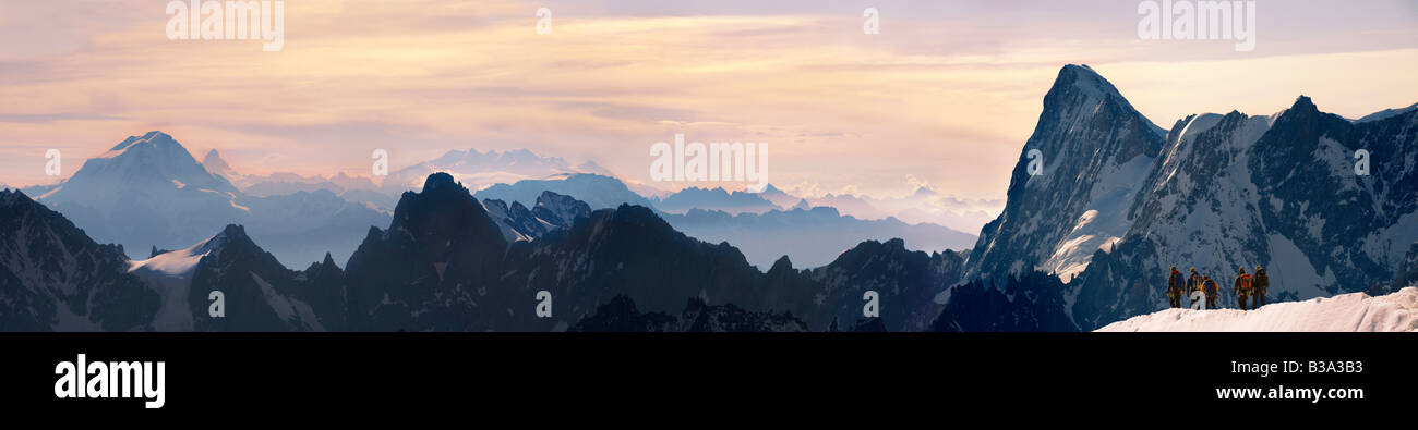 Gli alpinisti lasciando Alguille du Midi per il Massiccio del Monte Bianco, Chamonix Mont Blanc, Francia Foto Stock