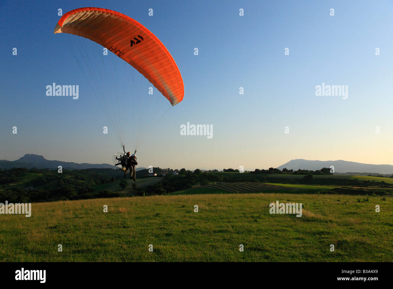 Parapendio motorizzato Pays Basque Francia Foto Stock