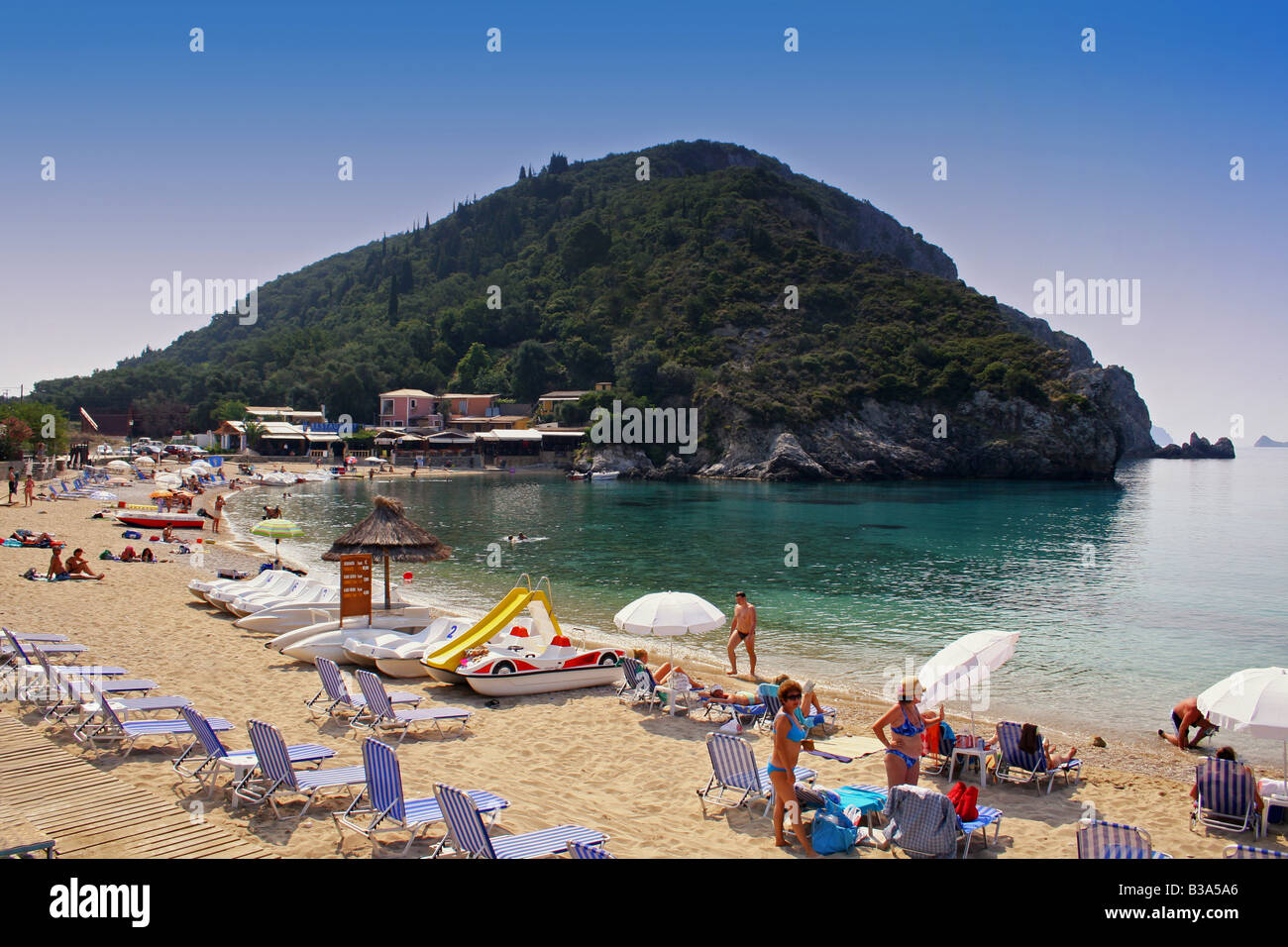 AYIOS SPYRIDHON SPIAGGIA PALEOKASTRITSA sulla Grecia Ionica isola di Corfù. Foto Stock