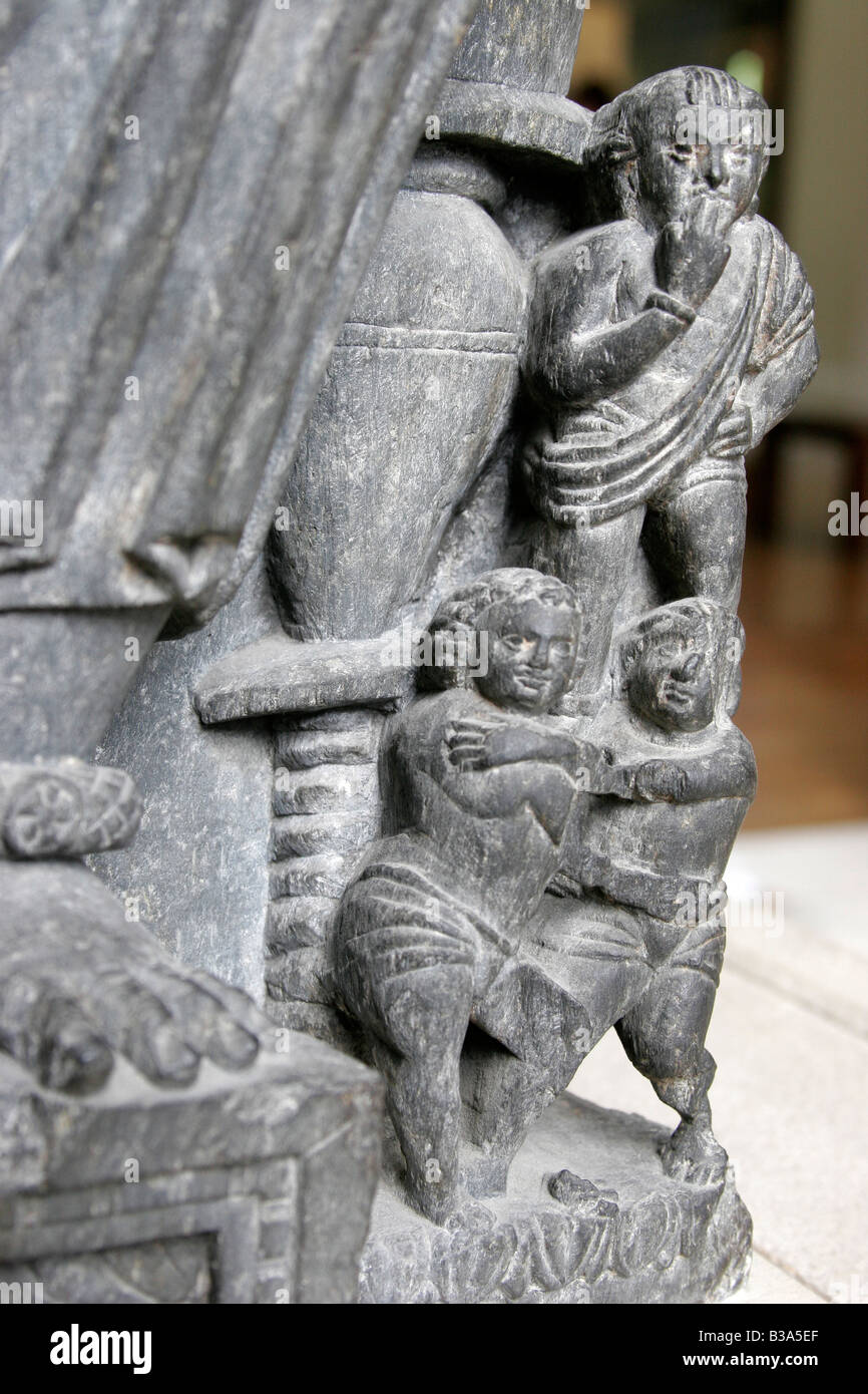 Dettagli di bambini in corrispondenza del fondo di un pakistano statua del Ogress Hariti presso il British Museum di Londra Foto Stock