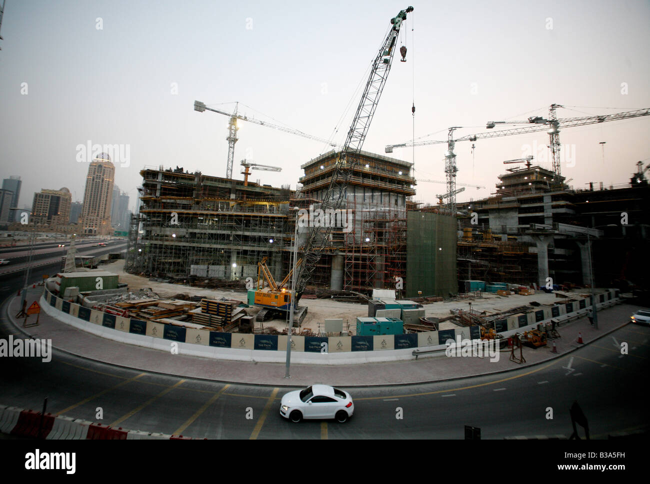 Una macchina passa in un cantiere nel centro di Dubai Foto Stock
