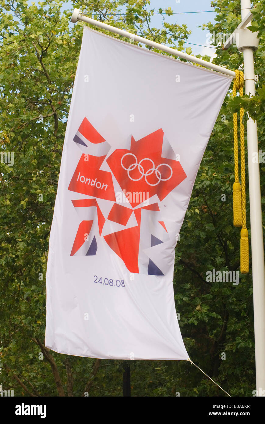 Londra 2012 Giochi Oylmpic bandiera e Union Jack flag appeso in Mall London Inghilterra England Foto Stock