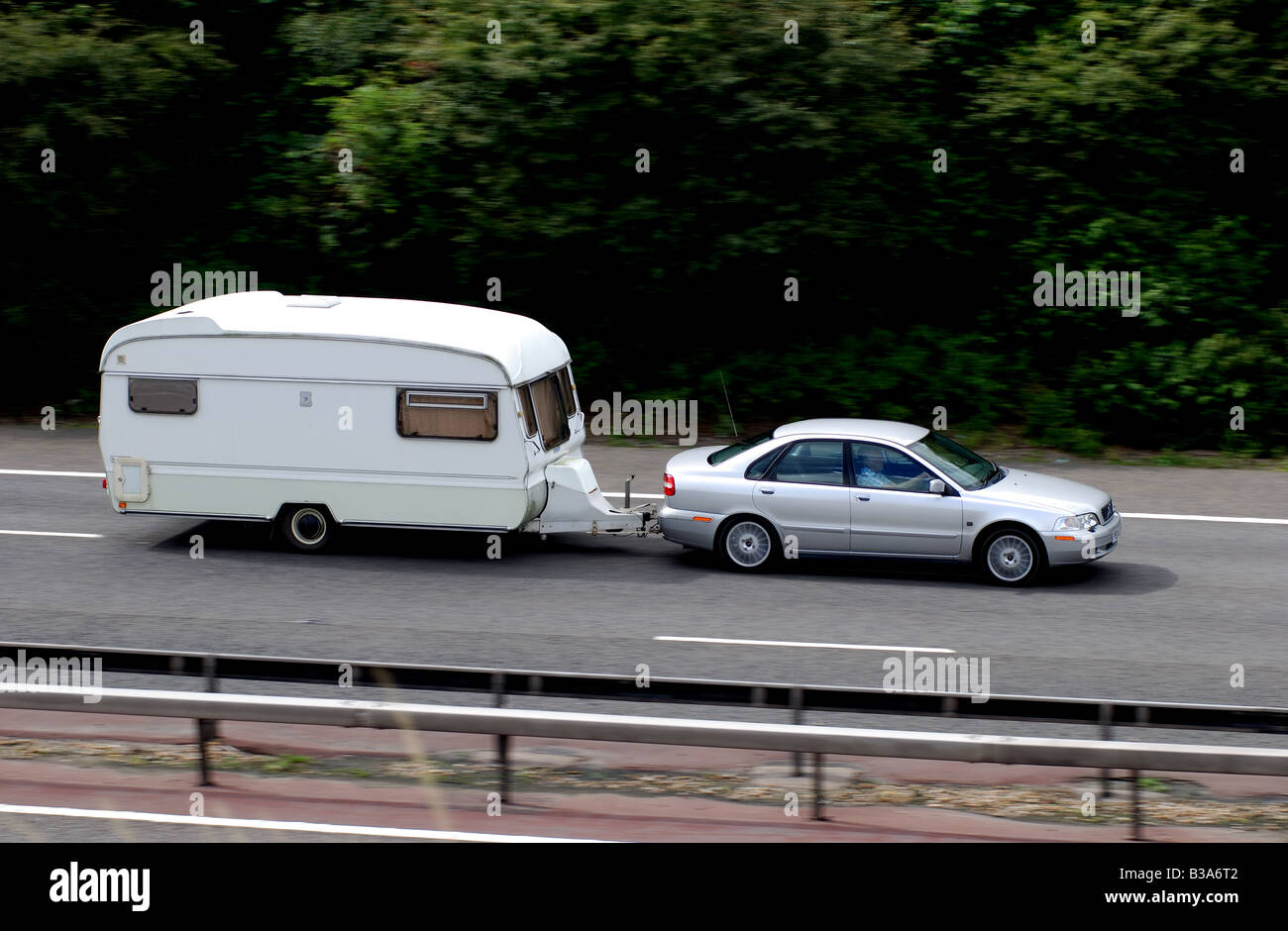 Volvo Car il traino di roulotte su autostrada M40 Inghilterra REGNO UNITO  Foto stock - Alamy