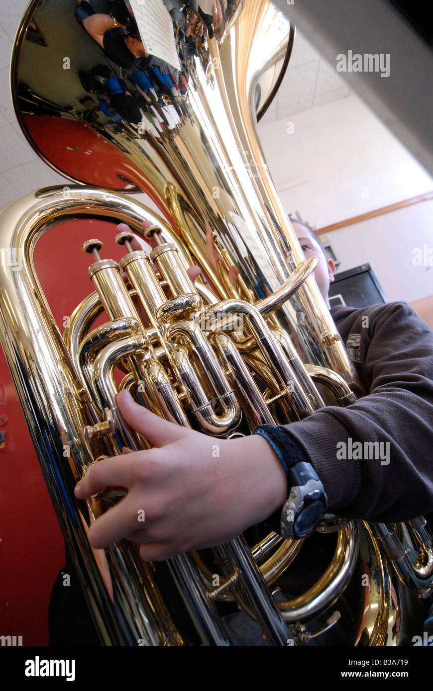 Close-up di musicista che gioca la tuba Foto Stock
