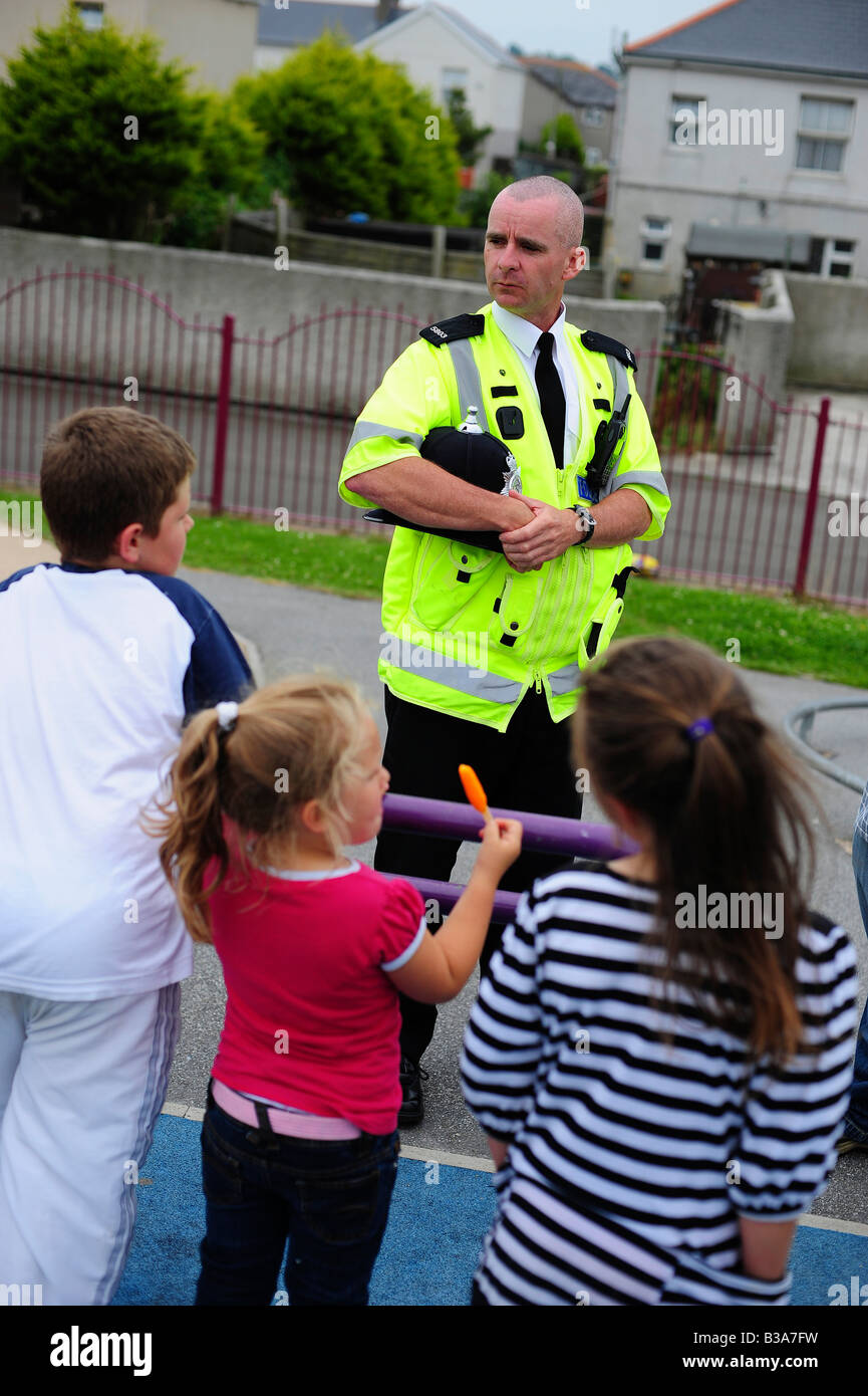 La Redruth coprifuoco volontario nella zona circostante la collina vicino a Redruth Cornwall un poliziotto sta parlando con bambini locali Foto Stock