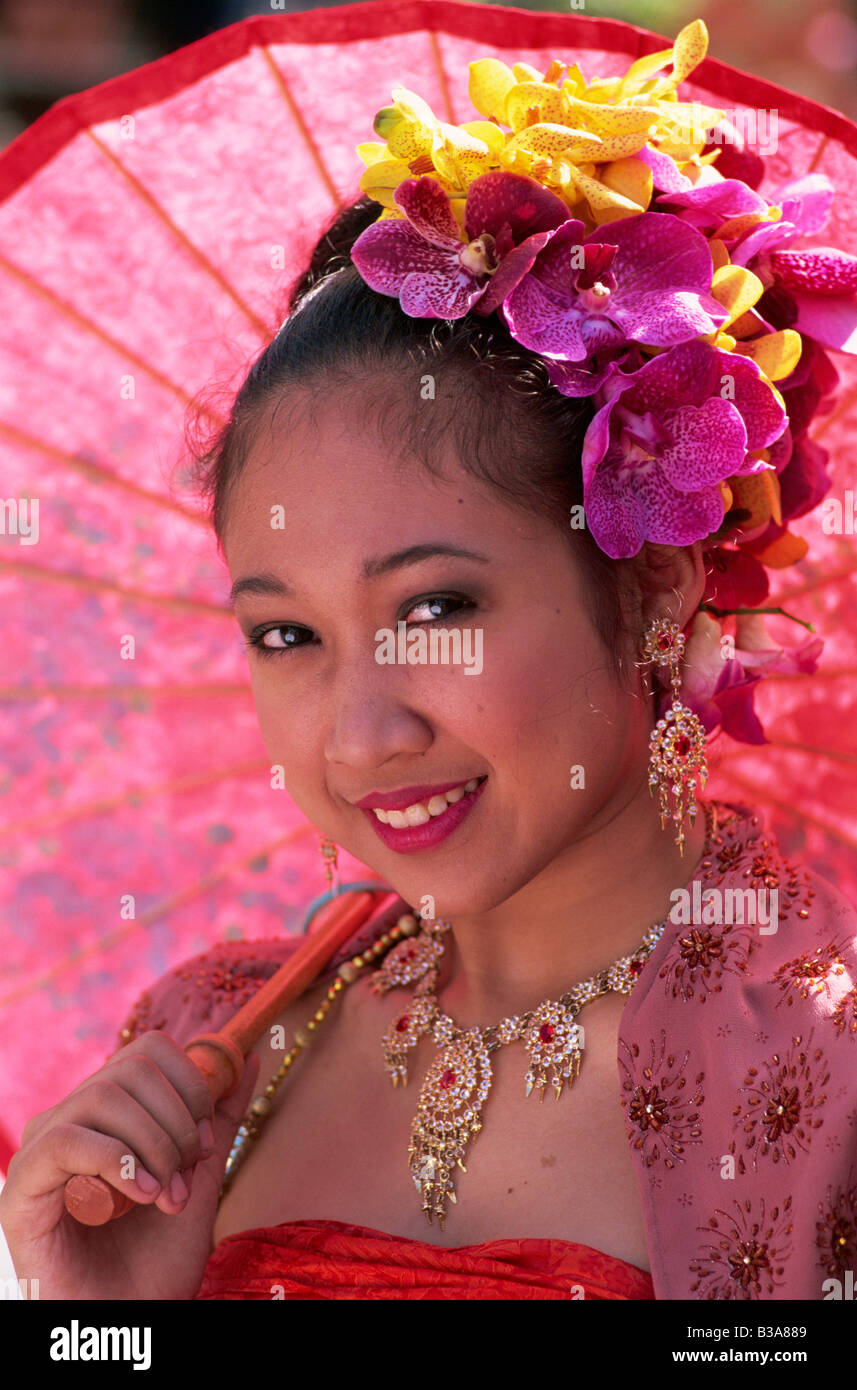 Thailandia Chiang Mai, ragazza nel tradizionale costume tailandese a Chiang Mai un Festival dei Fiori Foto Stock