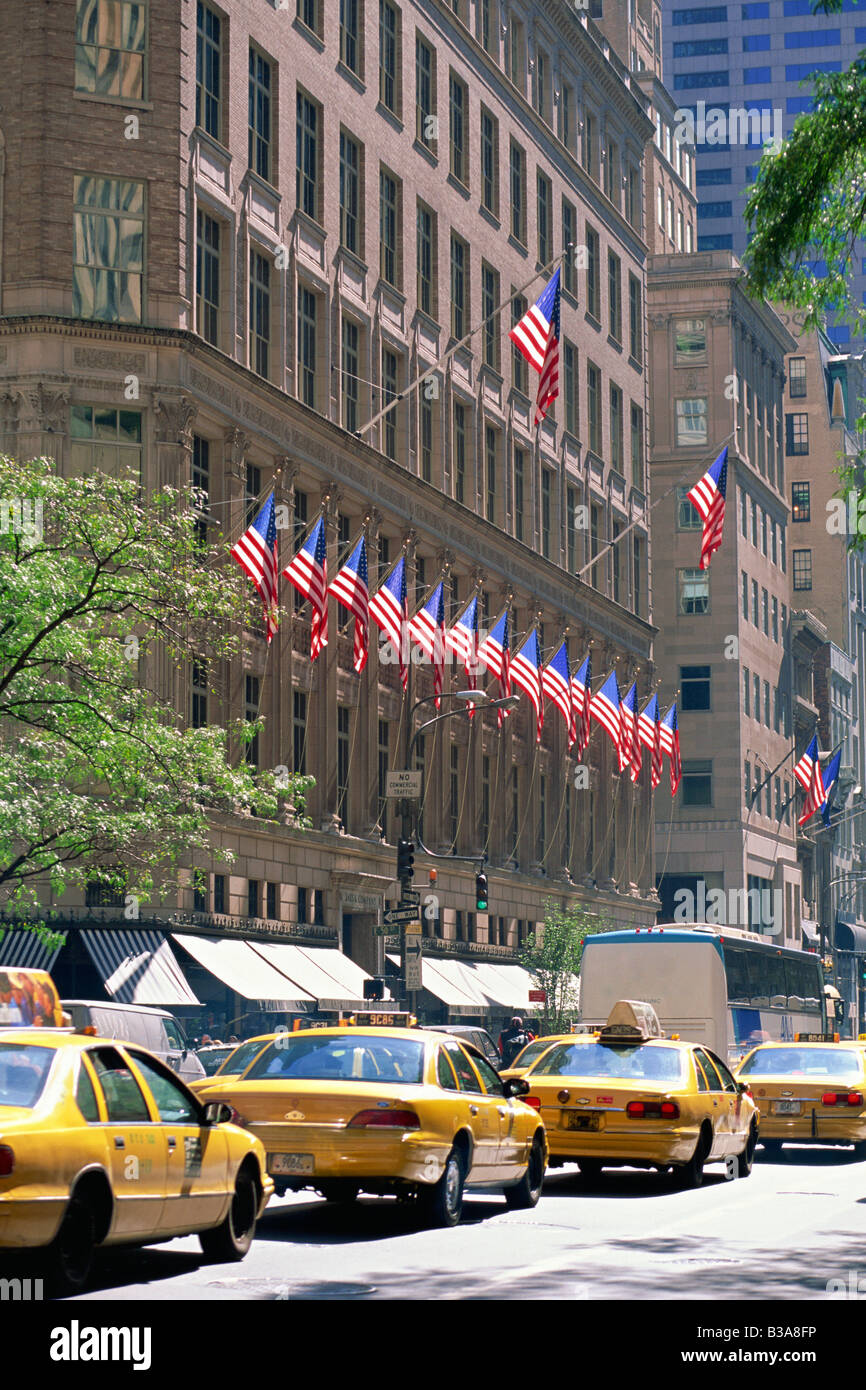 Taxi sulla Quinta Avenue, Manhattan, New York City, Stati Uniti d'America Foto Stock