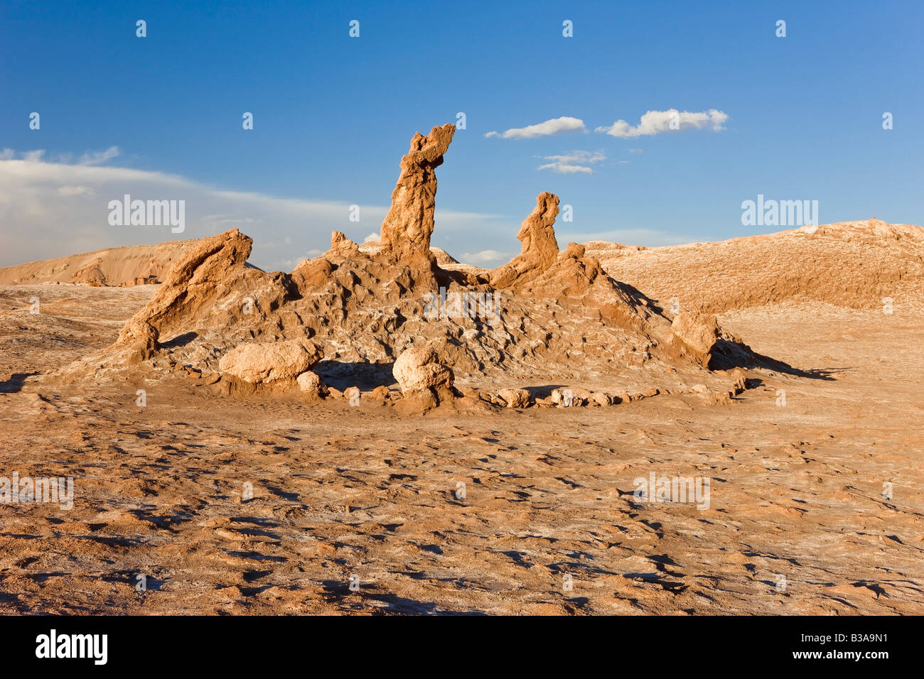 Il Cile, Norte Grande deserto di Atacama, Valle della Luna, eroso pinnacoli di sale conosciuta come 'le Tre Marias" Foto Stock
