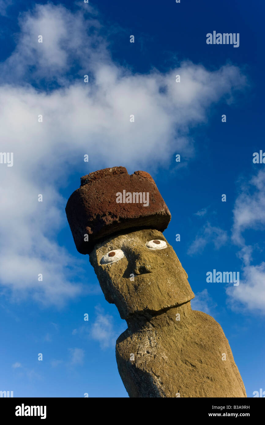 Il Cile, Rapa Nui, Isola di Pasqua, Moai statua Ahu Ko Te Riku, il solo topknotted e eyeballed Moai Foto Stock