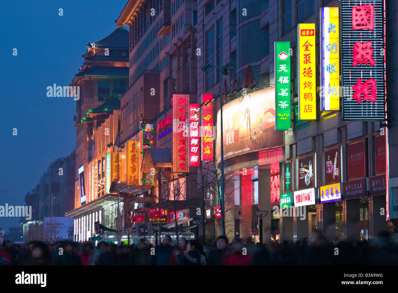 Cina, Pechino, Dongcheng District, luci al neon su Wangfujing Dajie - Pechino il Premier Shopping Street Foto Stock