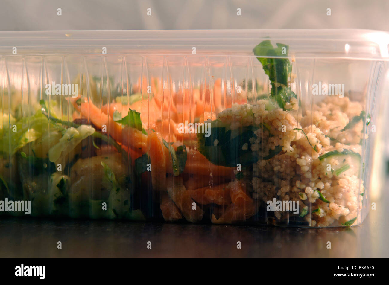 Salat misti in scatole di plastica. Foto Stock
