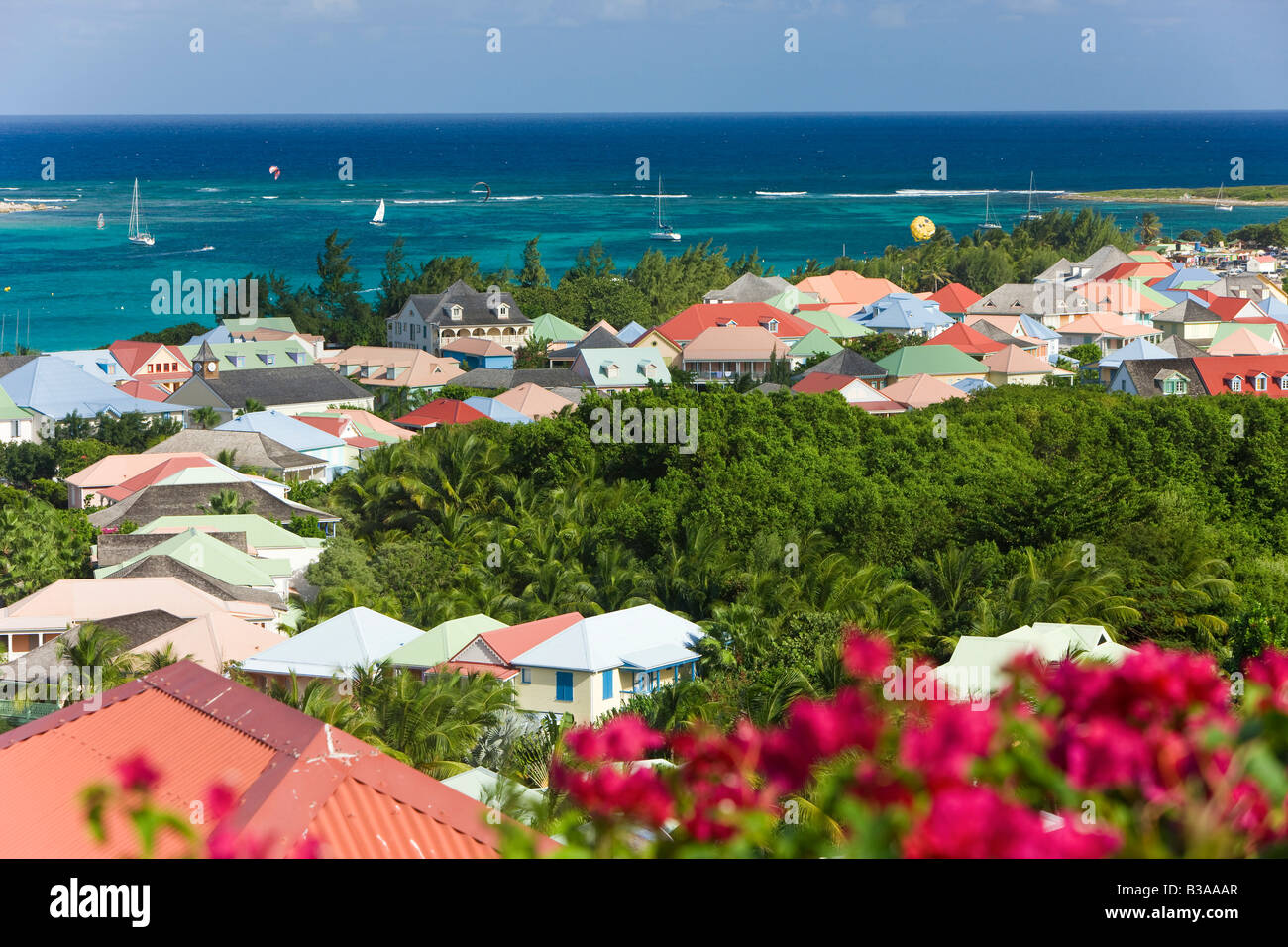 Caraibi, French West Indies, Saint Martin, gli edifici colorati in Orient Beach Foto Stock