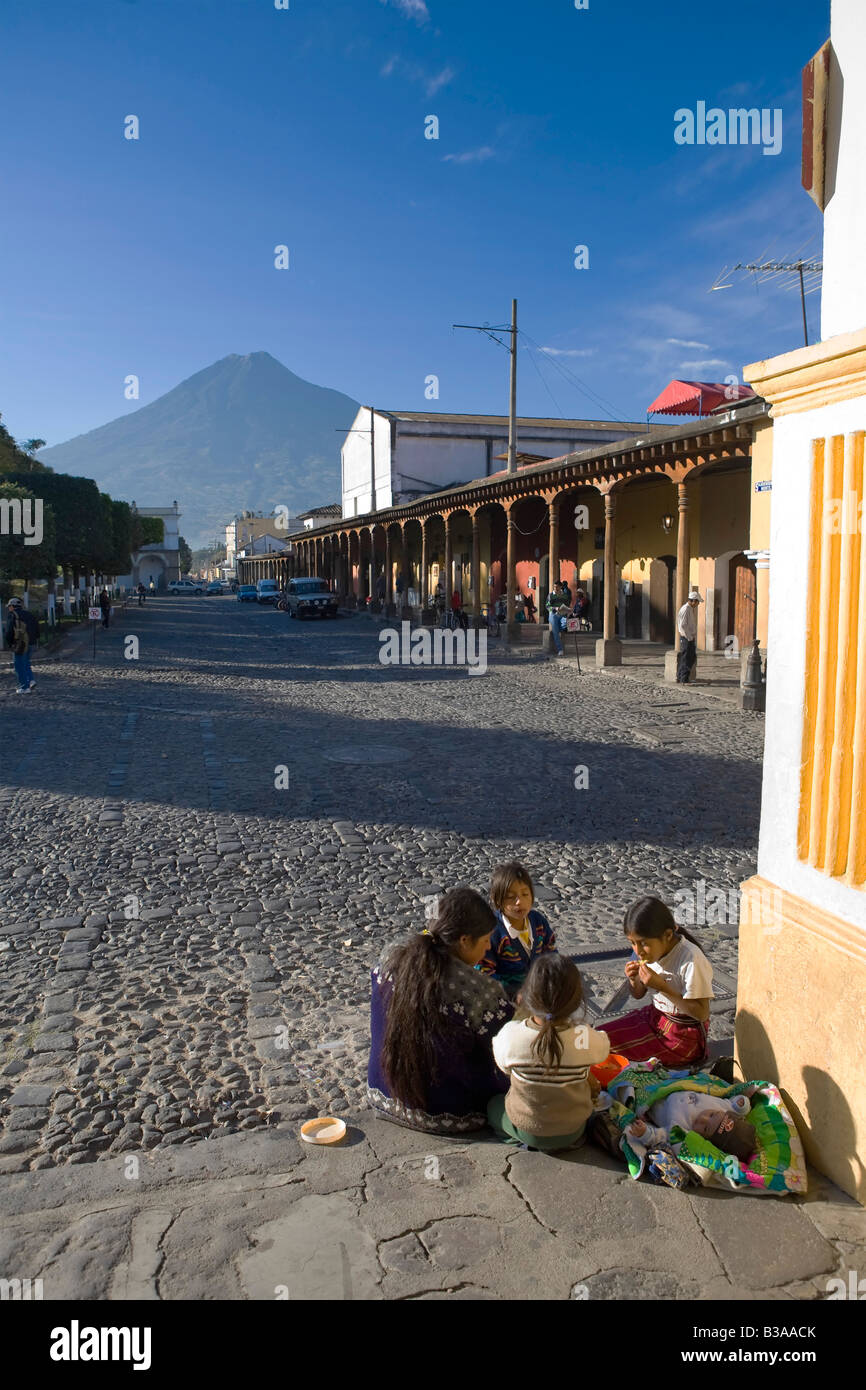 La Antigua Guatemala (sito Unesco) e Vulcan de Agua, Guatemala Foto Stock