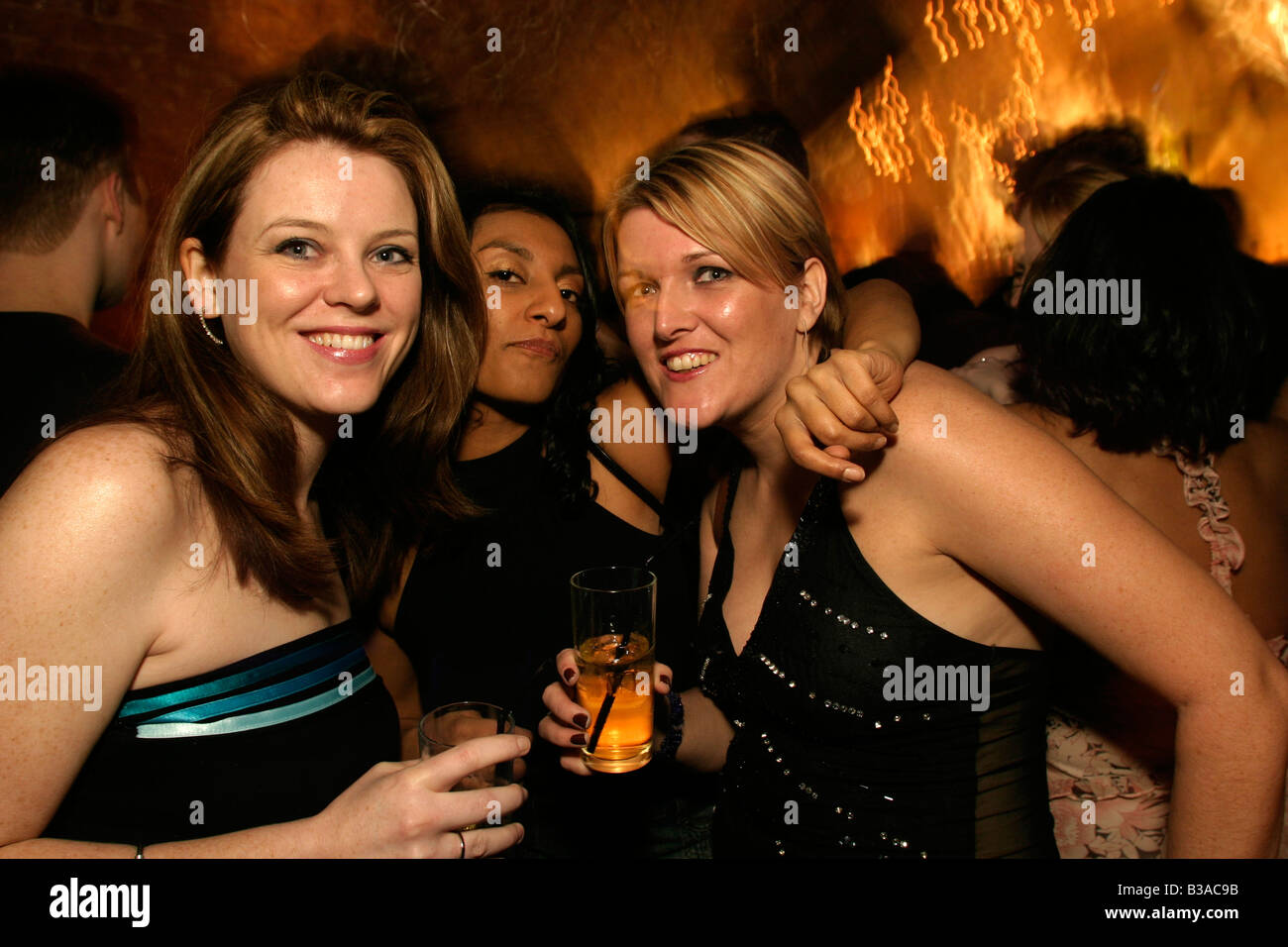 I festaioli presso la croce night club, Kings Cross, London Foto Stock