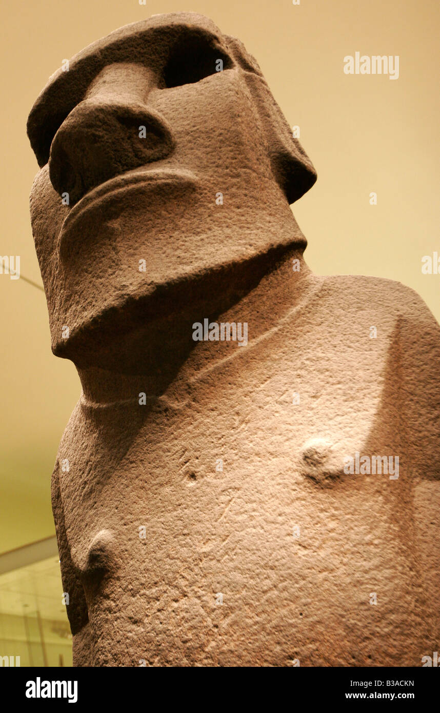 Statua di basalto dall isola di pasqua / Rapa Nui in Cile, mostrato nel British Museum a Londra Foto Stock