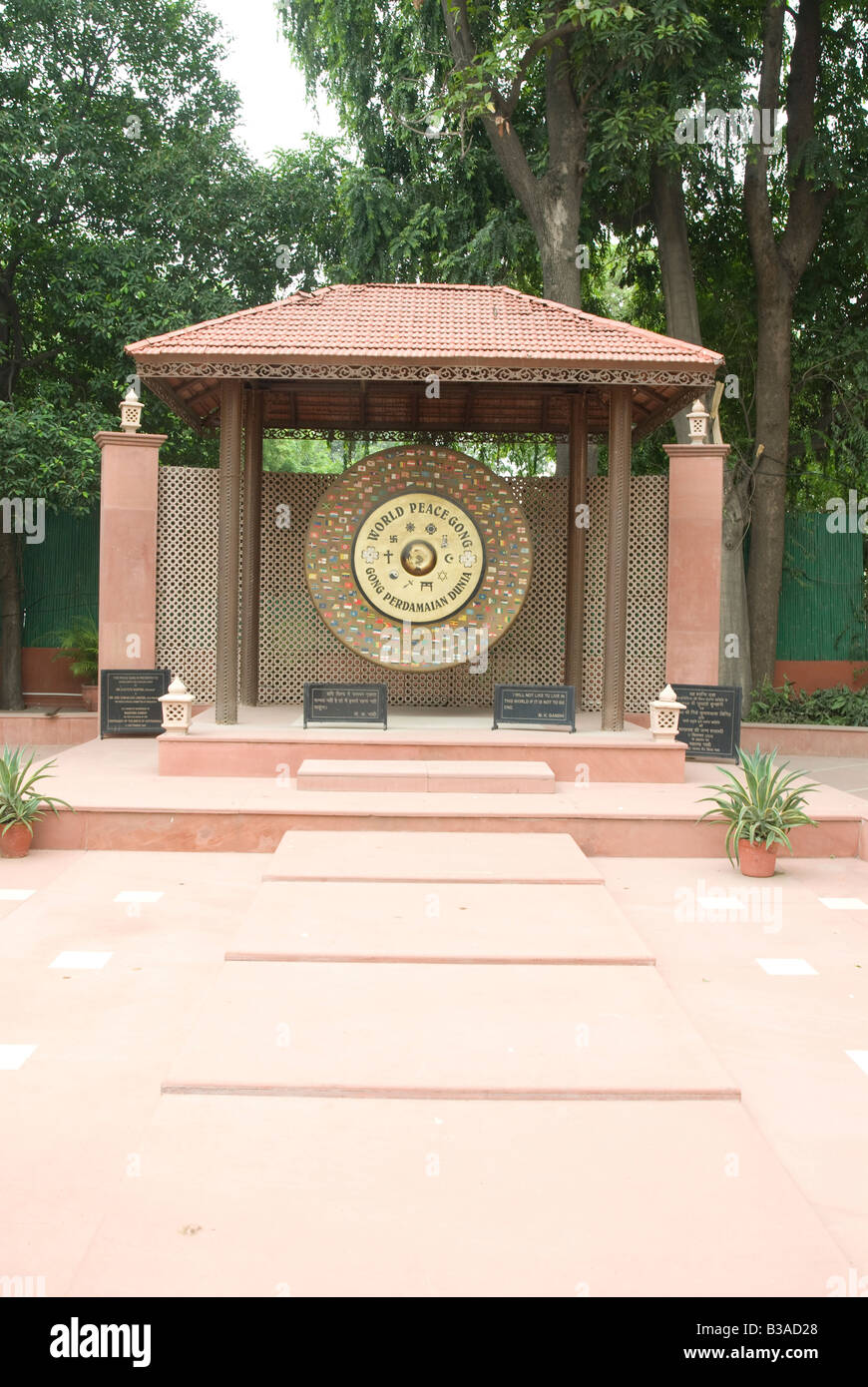 India Delhi il Mahatma Gandhi Memorial presso il sito del suo assassinio nel 1948 la pace mondiale Gong Foto Stock
