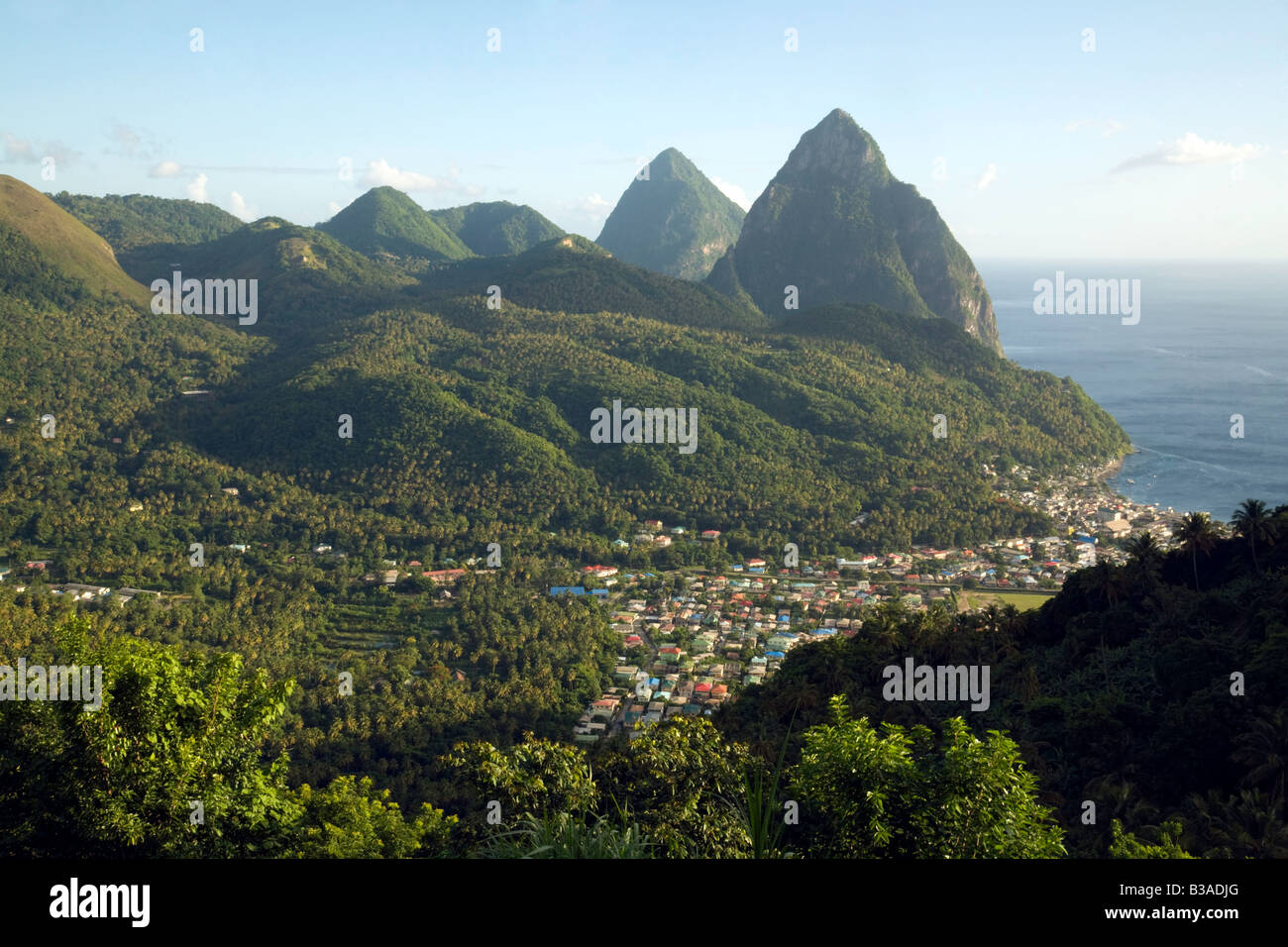La città di Souffriere e i Pitons visto al tramonto, St Lucia, 'West Indies' Foto Stock