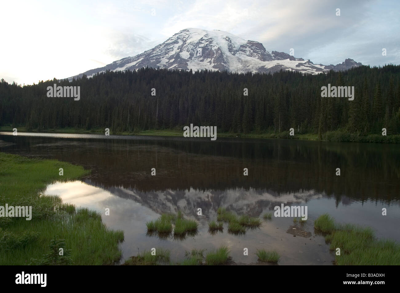Lago di riflessione di Mt. Rainier National Park che riflette la piscina Cascade Mountains Foto Stock