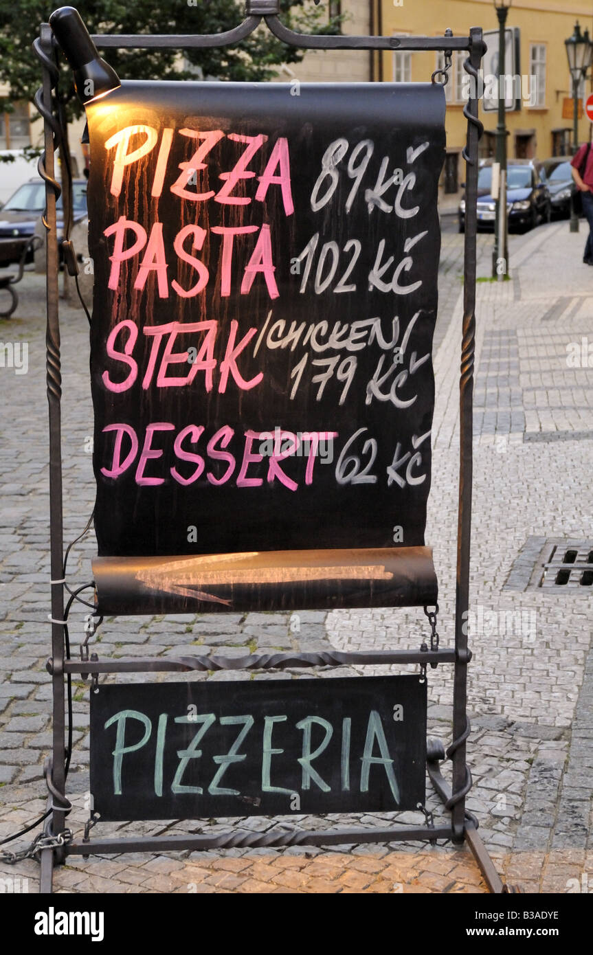 Prague Old Town ristorante pizzeria manoscritte menu in inglese Foto Stock