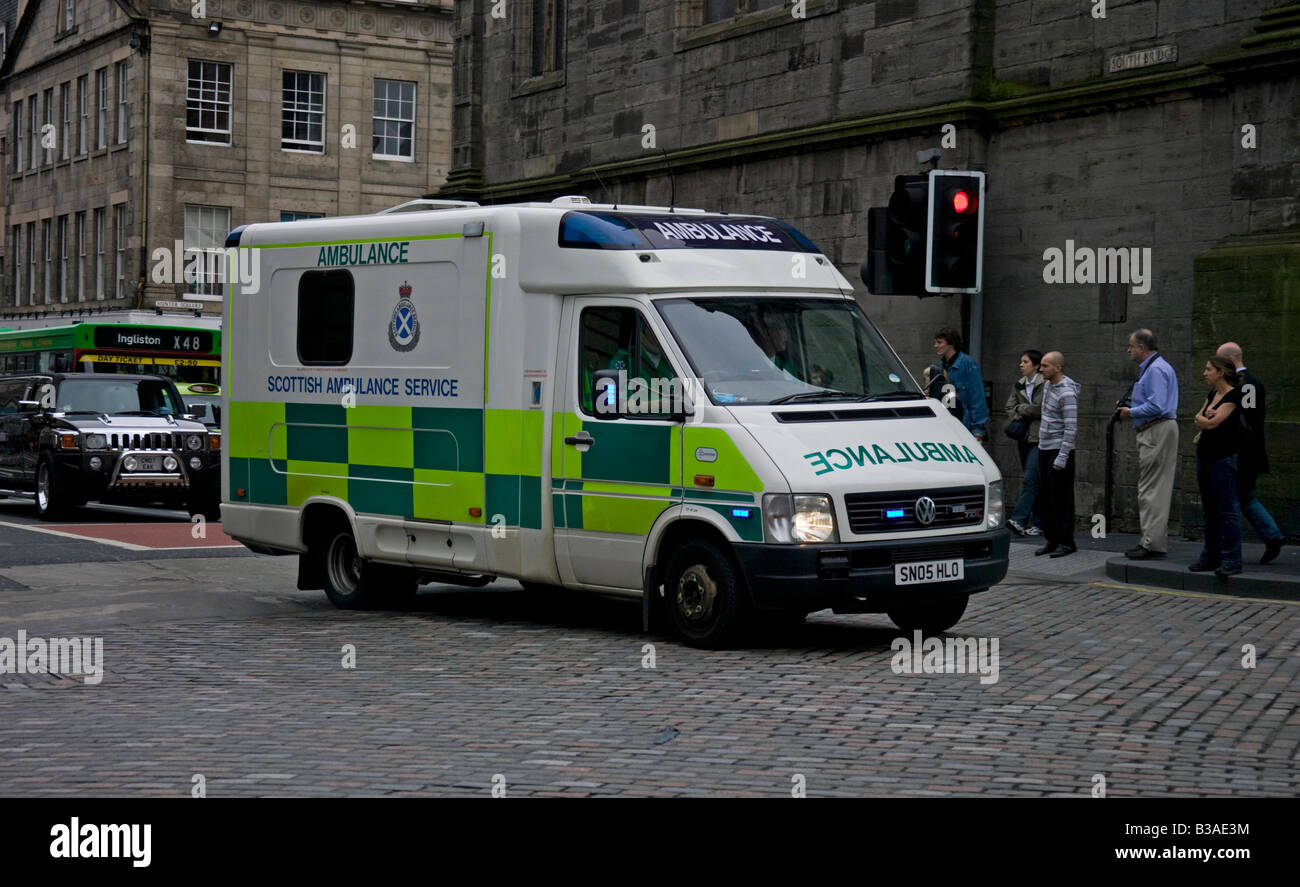 Ambulanza veicolo passando attraverso un semaforo incrocio con luce rossa che mostra, South Bridge, Edimburgo, Scozia, Regno Unito, Europa Foto Stock