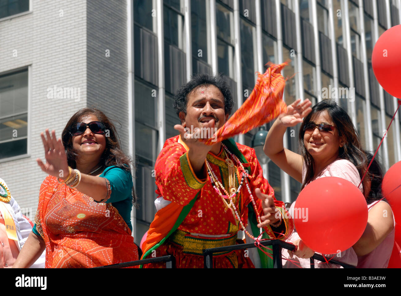 Indian americani dalla tri stato area intorno a New York nel Indian Independence Day Parade su Madison Ave Foto Stock