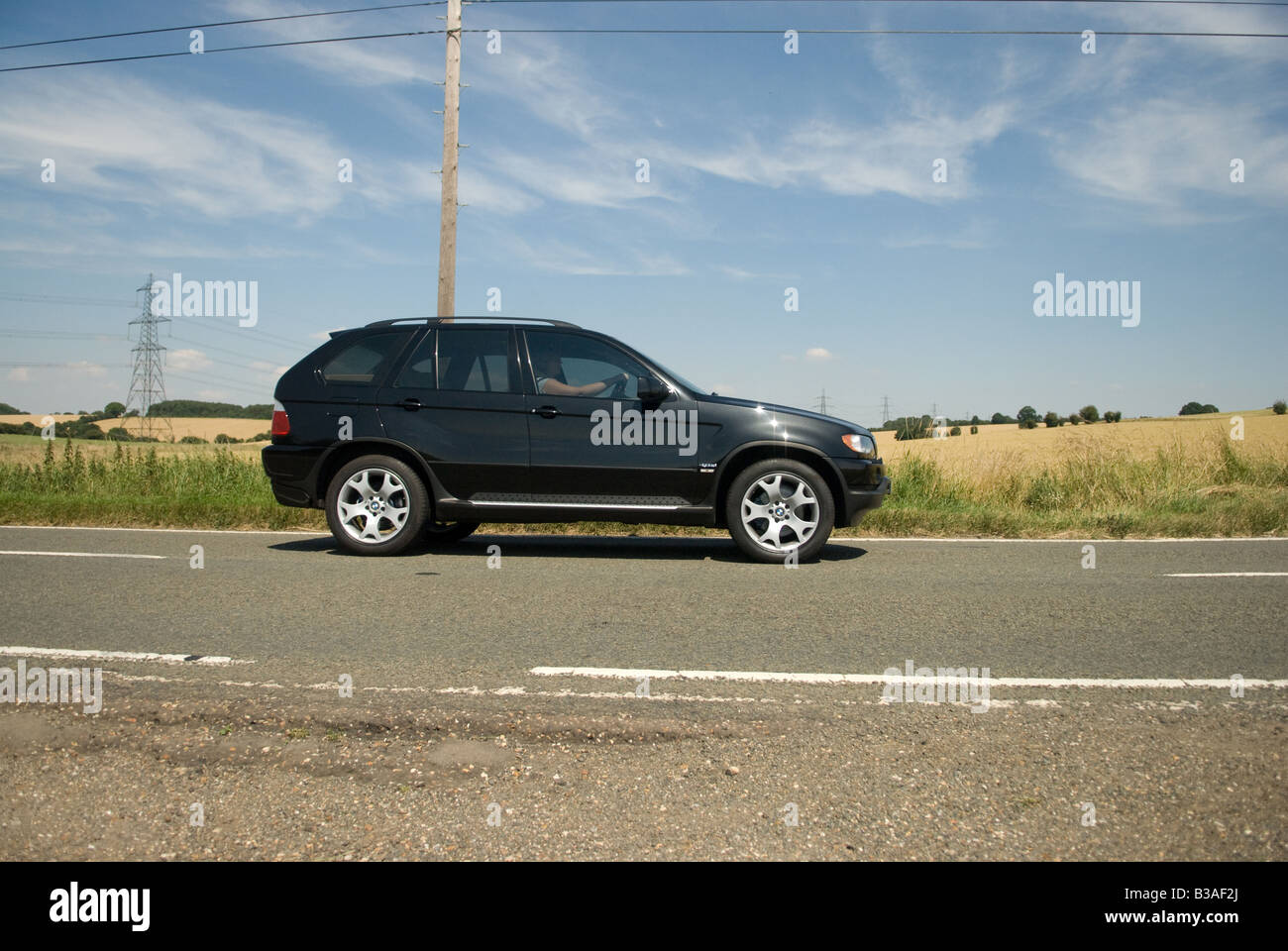 4x4 SUV sul vicolo del paese sulla giornata d'estate REGNO UNITO Foto Stock