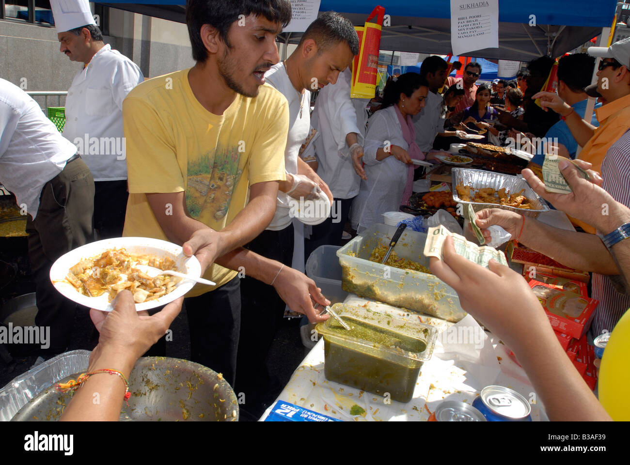 Parade frequentatori sono serviti cucina indiana autentica dai venditori in fiera dopo l'indipendenza indiana parata del giorno Foto Stock