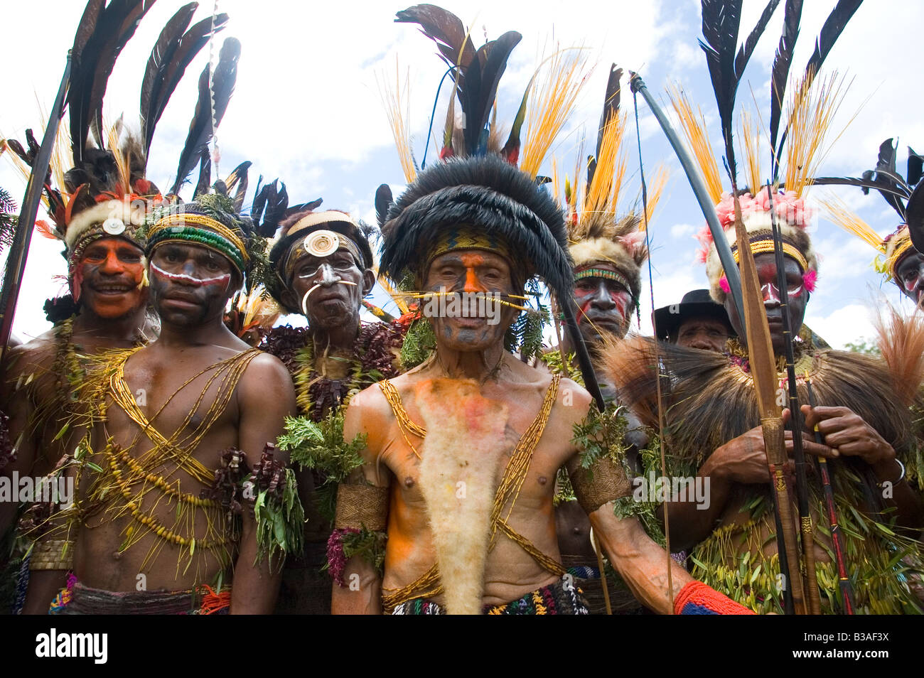 Capo tribù e la sua tribù Goroka PNG Foto Stock