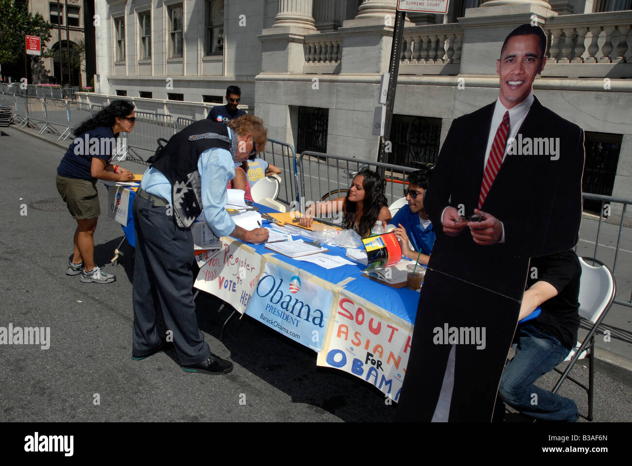 Volunteer sostenitori della democrazia presidenziale speranza Barack Obama uomo un elettore Tabella di registrazione Foto Stock