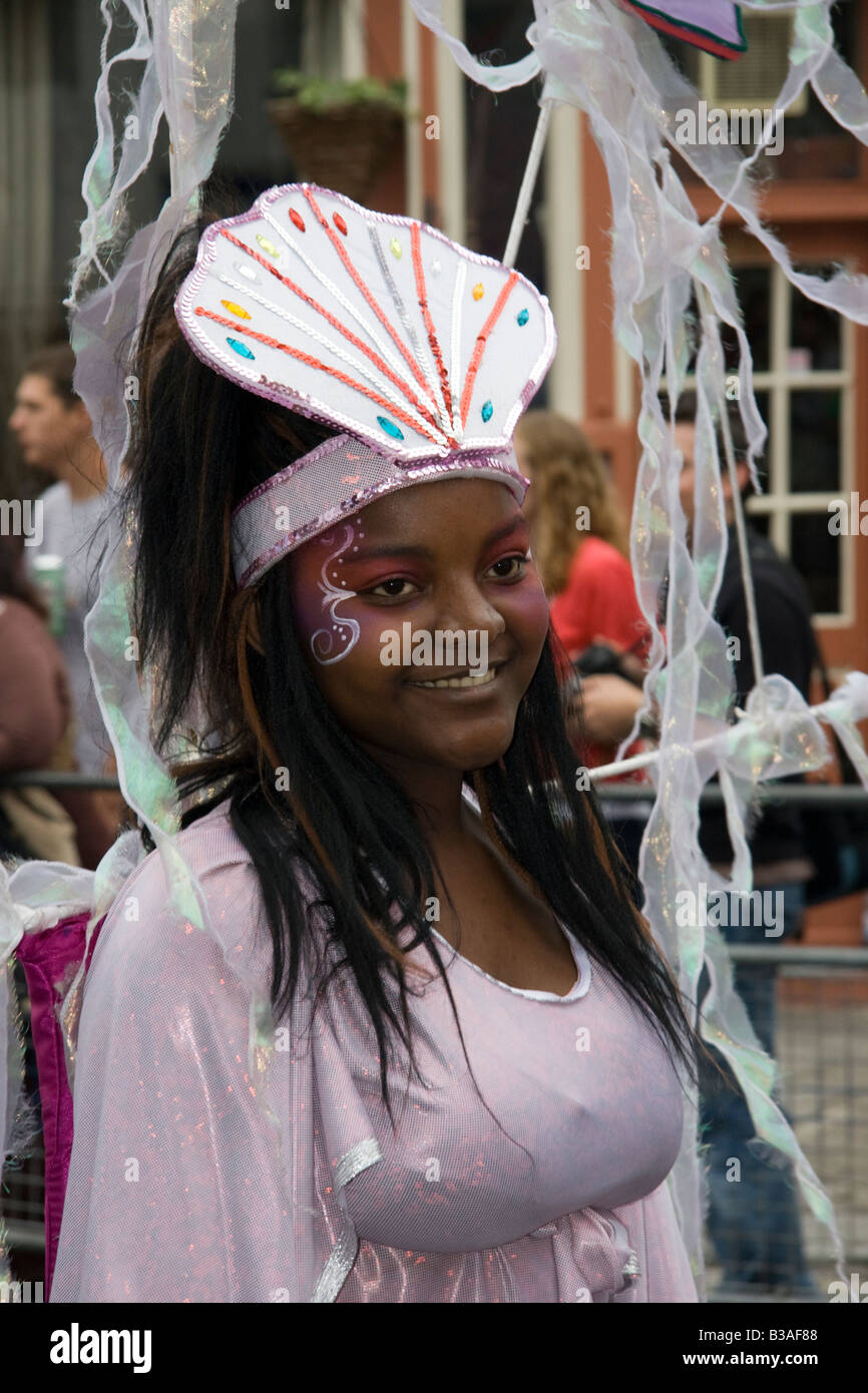 Danzatrice presso il carnevale di Notting Hill, Londra, Inghilterra, Regno Unito. Il 25 agosto 2008. Foto Stock