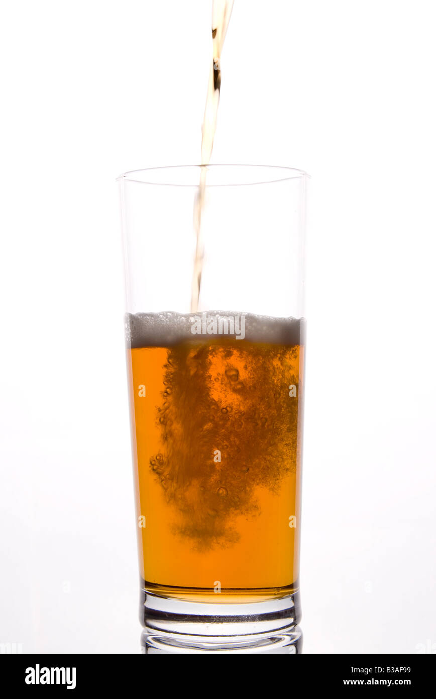 Bicchiere di birra che viene versata Foto Stock