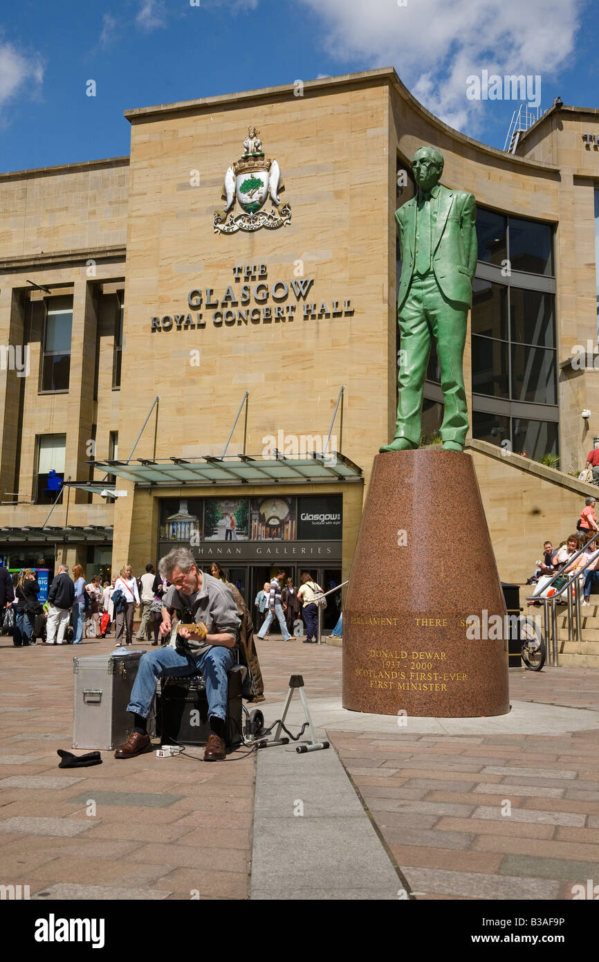 Busker a Buchanan Street Glasgow vicino alla statua di Donald Dewar, Primo Ministro per la Scozia Foto Stock