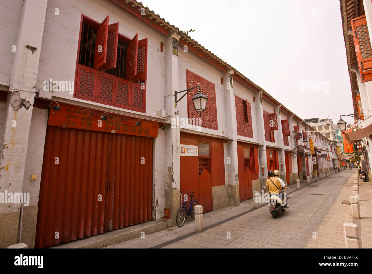 Macao Cina lacca rossa facciate su Rua da Felicidade, il vecchio quartiere a luci rosse Foto Stock