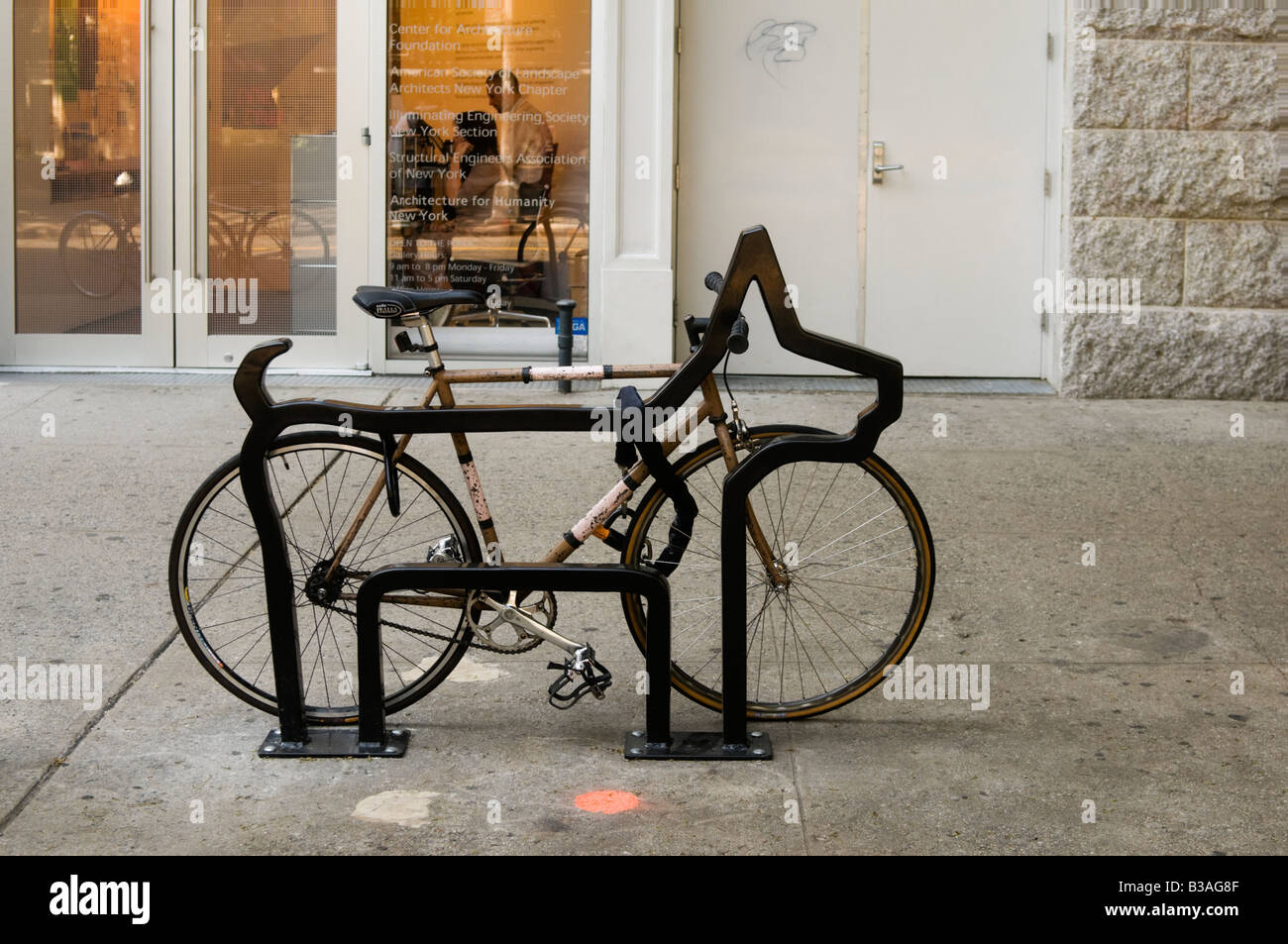 Uno dei nove Rastrelliere per biciclette disegnato da David Byrne dei Talking Heads intitolato il paesano sul luogo di LaGuardia Foto Stock