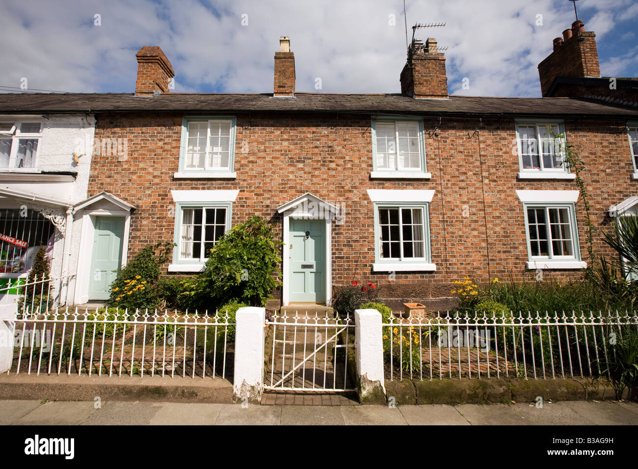 Regno Unito Cheshire Tarporley High Street case a schiera con piccolo giardino anteriore Foto Stock