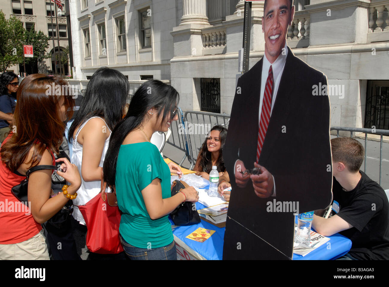 Volunteer sostenitori della democrazia presidenziale speranza Barack Obama uomo un elettore Tabella di registrazione Foto Stock
