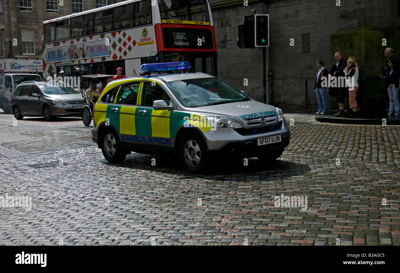 Ambulanza veicolo passando attraverso un semaforo svincolo, South Bridge, Edimburgo, Scozia, Regno Unito, Europa Foto Stock