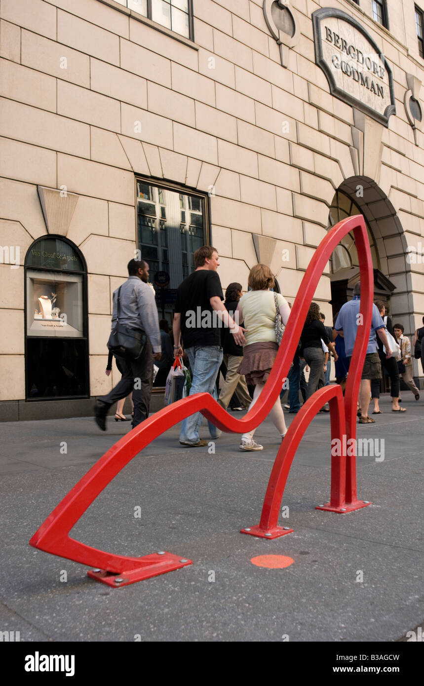 David Byrne portabiciclette di fronte Bergdorf Goodman sulla Fifth Avenue a Manhattan. ©Stacy Rosenstock Walsh Foto Stock
