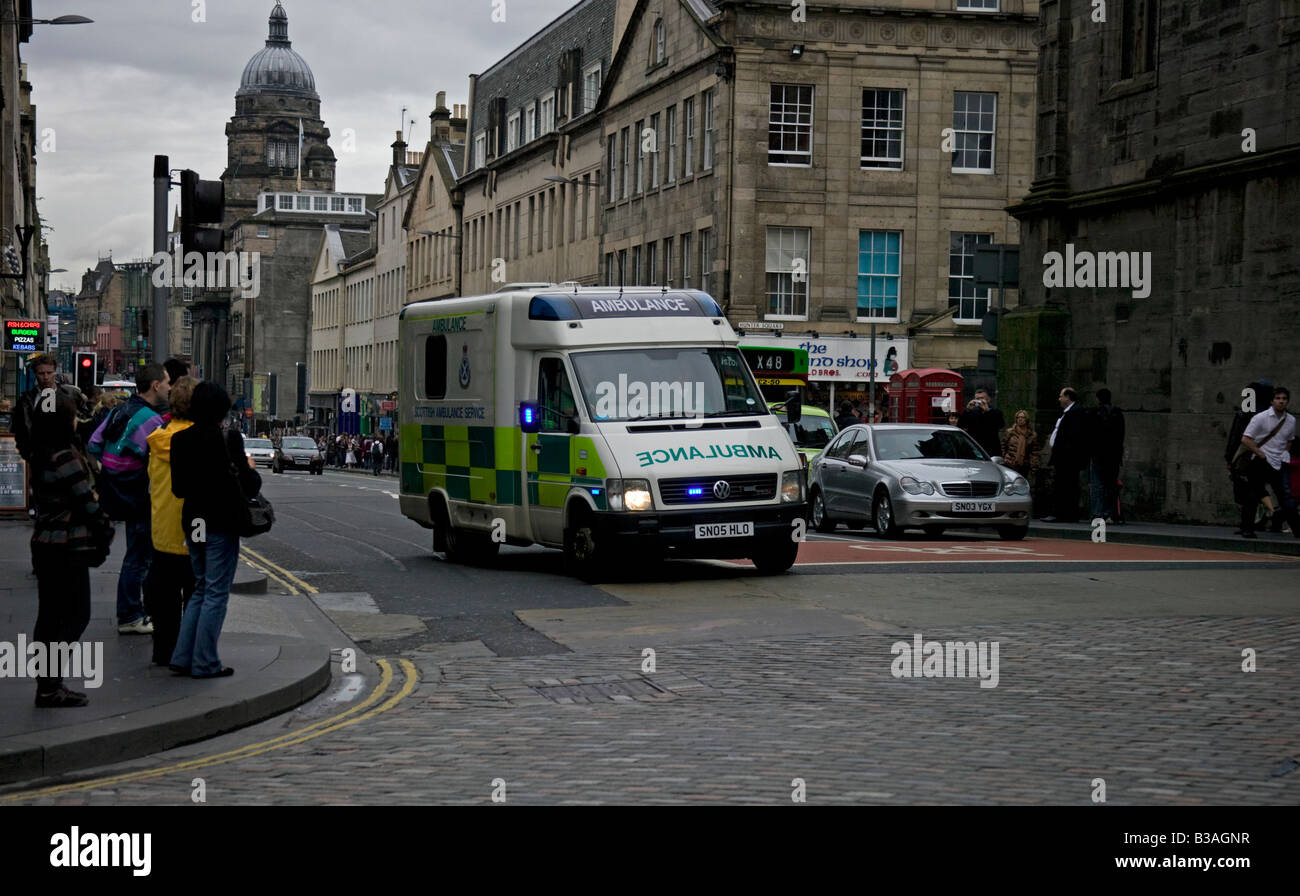 Ambulanza veicolo passando attraverso un semaforo svincolo, South Bridge, Edimburgo, Scozia, Regno Unito, Europa Foto Stock