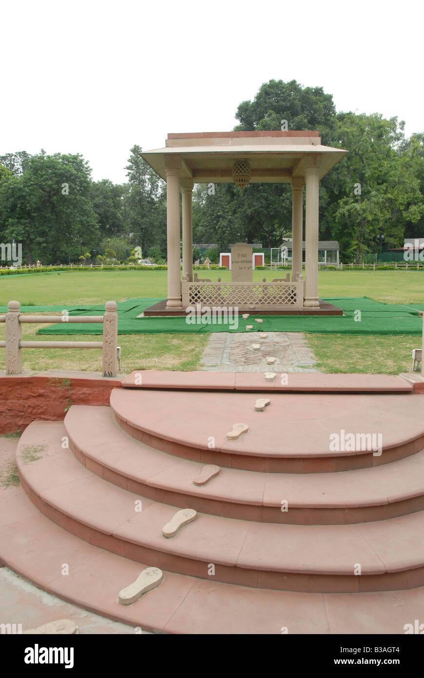 India Delhi il Mahatma Gandhi Memorial presso il sito del suo assassinio nel 1948 sulle orme segnando il suo ultimo a piedi Foto Stock