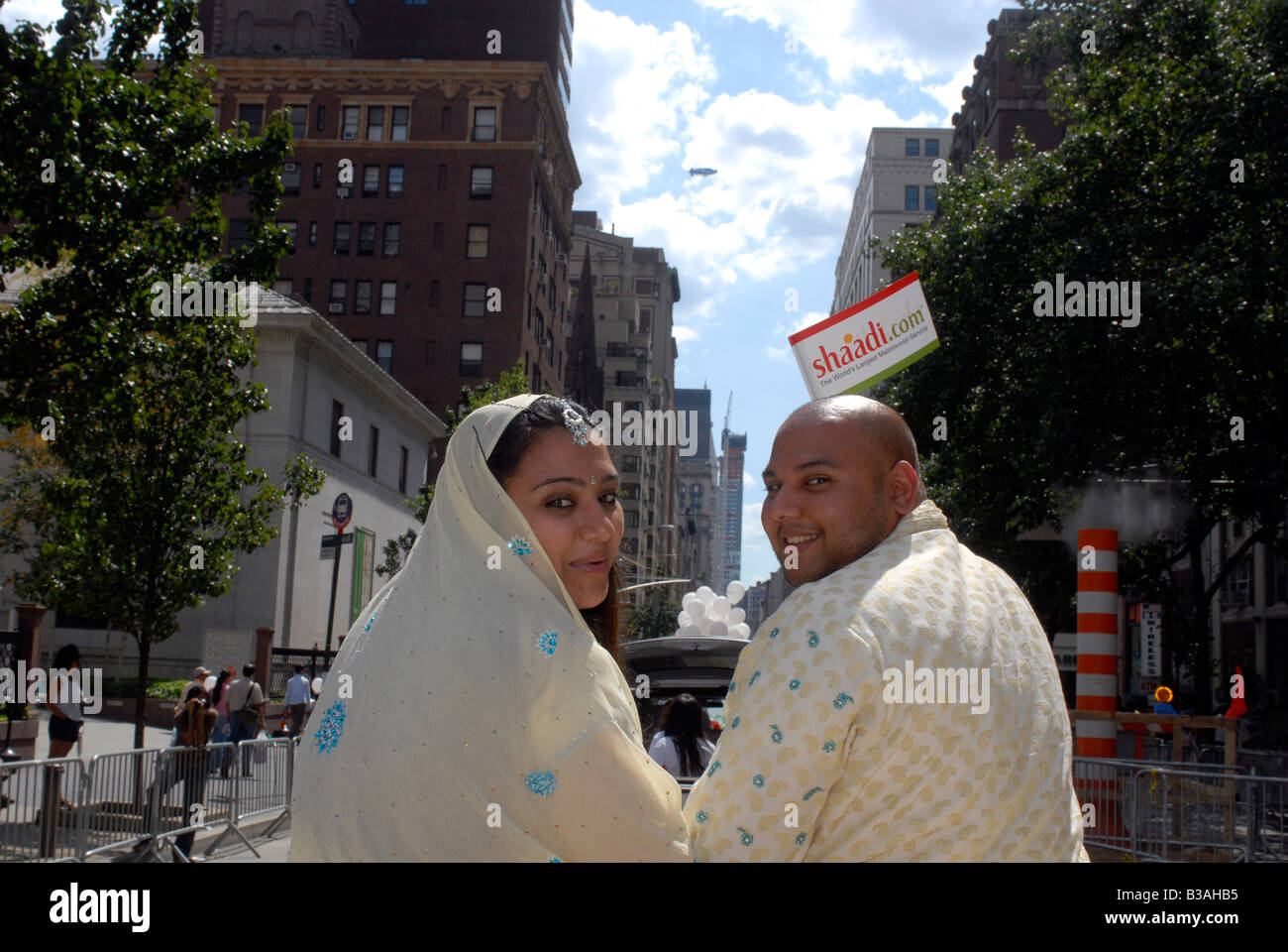 Un paio di promuovere Shaadi un incontro matrimoniale servizio nell'indipendenza indiana parata del giorno su Madison Avenue a New York Foto Stock