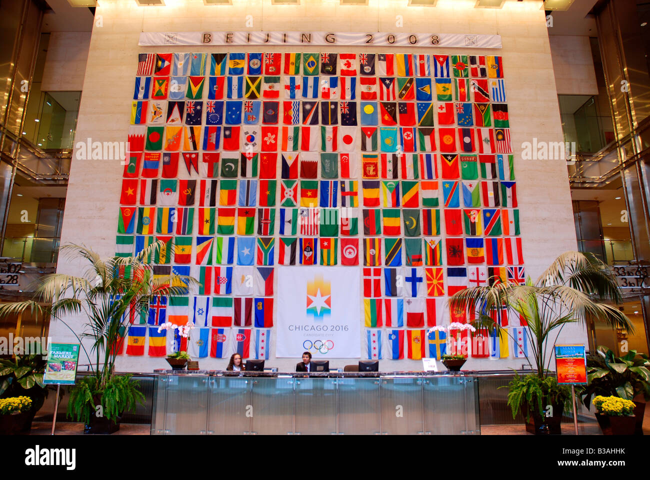 Sears Tower lobby con bandiere display dedicato ai Giochi Olimpici di Chicago, Illinois, Stati Uniti d'America Foto Stock