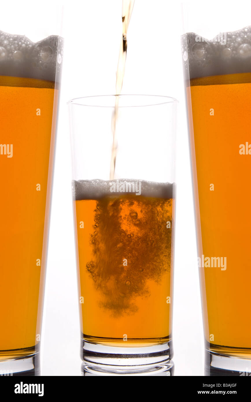 Bicchiere di birra che viene versata Foto Stock