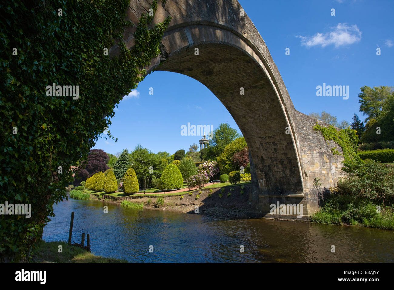 Auld Brig O'Doon, vicino Alloway, Ayrshire in Scozia. Menzionato nel poema "Tam o'shanter' da Robert Burns Foto Stock