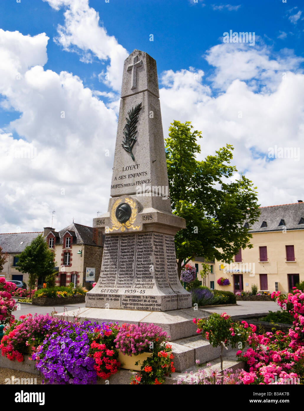 Decorate Memoriale di guerra nel piccolo villaggio di Brittany di Loyat, Morbihan, in Bretagna, Francia Europa Foto Stock
