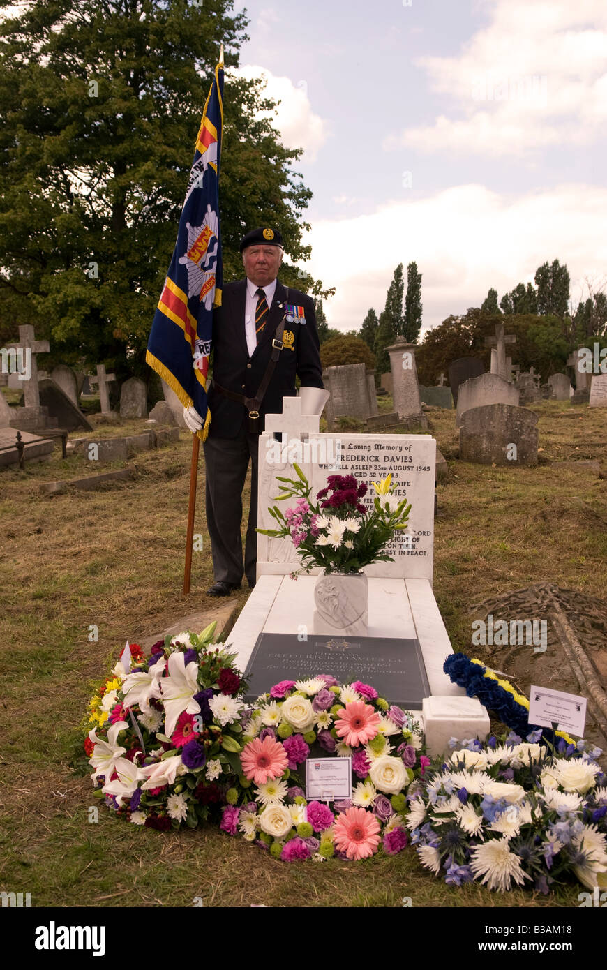 Cerimonia al graveside a svelare una lapide in memoria del vigile del fuoco Frederick Davies 1913 1945 morto in linea del dazio Foto Stock